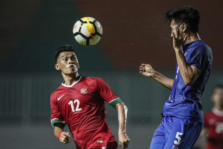 Pemain Timnas Indonesia U23 Lerby Eliandry berusaha menyundul bola saat menghadapi Thailand U23 dalam laga uji coba di Stadion Pakansari, Cibinong, Bogor, Jawa Barat, Minggu (3/6/2018). Pertandingan berakhir imbang tanpa gol dengan skor akhir 0-0.