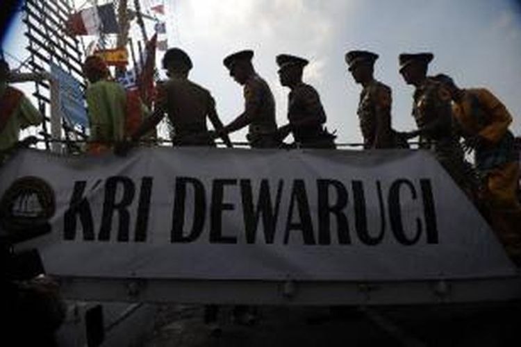 Kadet memasuki KRI Dewaruci untuk memulai perjalanan keliling Asia di Dermaga Madura Koarmatim Ujung, Surabaya, Jawa Timur, Selasa (5/7/2011). Pelayaran latihan dan Praktek Kartika Jalakrida bagi Kadet Tingkat III angkatan 58 Tahun 2011 tersebut selain melaksanakan praktek pelayaran astronomi dan pelajaran matra laut juga mengemban misi diplomasi guna meningkatkan persahabatan dengan berbagai bangsa dan memberikan tambahan wawasan tentang wilayah Indonesia dan kondisi sosial masyarakat di negara yang disinggahi. 