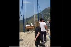 Video Viral, Dua Wisatawan Bermain Ayunan di Pinggir Tebing, Tiba-tiba Talinya Putus...