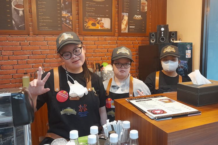 Zeina (tengah) barista berkebutuhan khusus di Kopi Kamu Jaksel.
