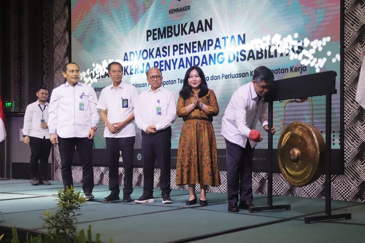 Menaker Yassierli saat membuka  Advokasi Penempatan Tenaga Kerja Penyandang Disabilitas secara simbolis. 