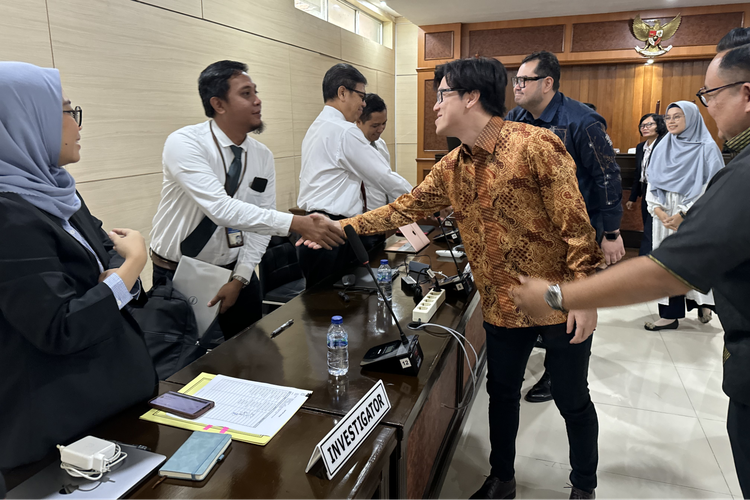 Direktur Eksekutif Shopee Indonesia Handhika Jahja bersalaman dengan investigator KPPU usai penandatanganan pakta integritas, Selasa (2/7).