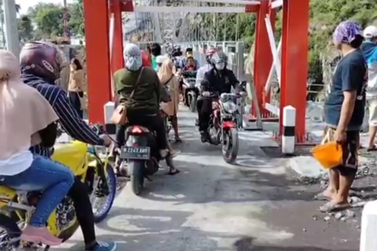 Antrean masuk Jembatan Gantung Piket Nol di Lumajang Jawa Timur, Kamis (5/5/2022)