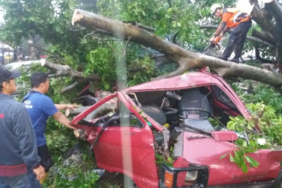 Angin puting beliung yang melanda wilayah selatan Kota Bogor, Jawa Barat, Kamis (6/12/2018) sekitar pukul 15.00 WIB, menyebabkan satu orang tewas.