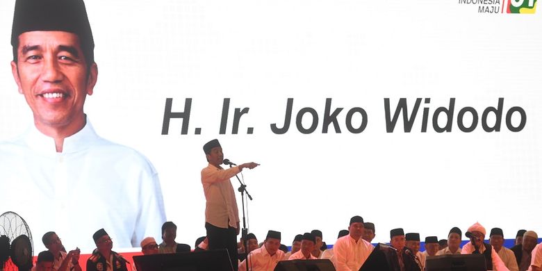 Calon presiden Joko Widodo berpidato dalam acara Doa Satukan Negeri di Gedung Serbaguna T Rizal Noordin, Deli Serdang, Sumatera Utara, Jumat (15/3/2019). Capres nomor urut 01 itu mengajak relawan dan simpatisan untuk melawan kabar bohong atau hoax yang dapat memecah belah persatuan bangsa. ANTARA FOTO/Akbar Nugroho Gumay/foc.