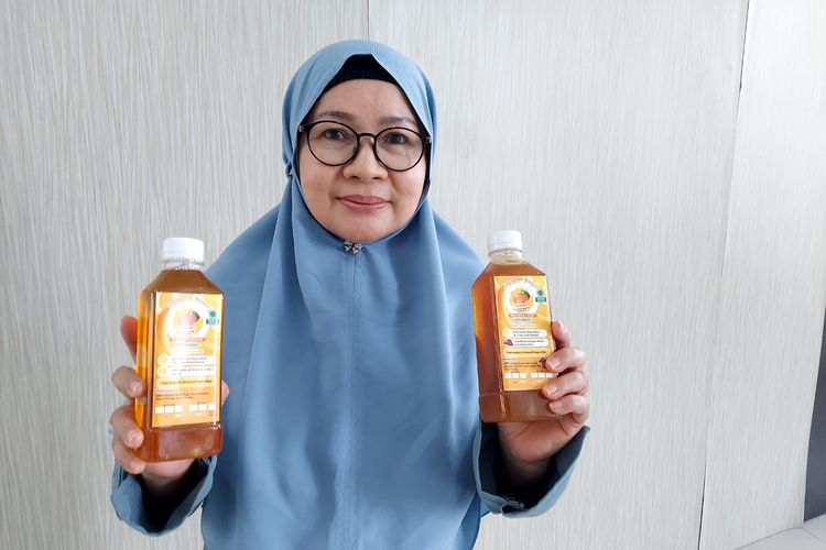 Ida Ermayeni dengan produknya sirup jeruk kasturi merek Ratu Kasturi