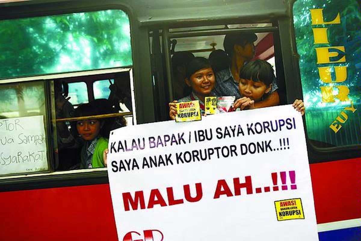 Pelajar yang tergabung dalam Gerakan Pelajar (SMA, SMK, dan MA) DKI Jakarta menggelar aksi simpatik terkait gerakan antikorupsi di depan Kantor Komisi Pemberantasan Korupsi (KPK), Jumat (20/6). Aksi itu sebagai bentuk dukungan moral bagi KPK dalam membasmi korupsi.  