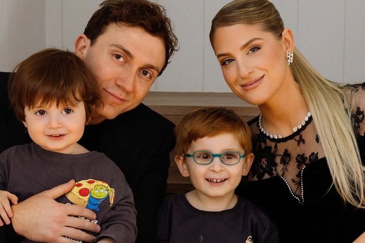Meghan Trainor dan sang suami, Daryl Sabara bersama kedua anaknya dalam unggahan akun Instagram.