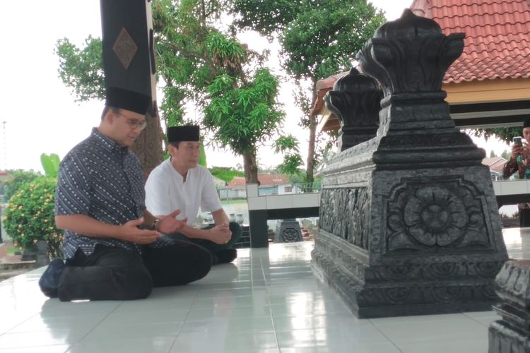 Dok Istimewa : Anies Baswedan, mantan Gubernur DKI Jakarta dan calon Presiden dari Koalisi Perubahan, mengunjungi makam mertua Susilo Bambang Yudhoyono di Purworejo pada Rabu (05/04/2023) sore. 
