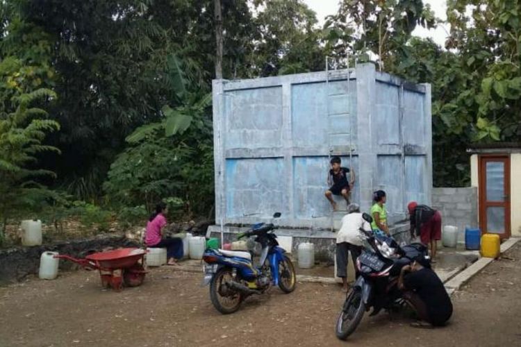 Warga Dusun Panggang 1, Desa Giriharjo, Panggang, Gunungkidul, Mengambil Air dari Bak Penampungan (Dokumentasi Desa Giriharjo)