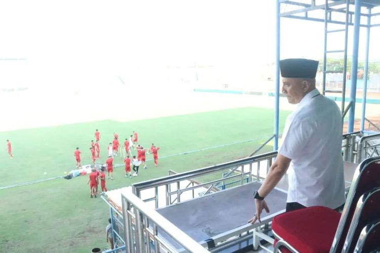 Pj. Bupati Bangkalan Arief M Edie memantau langsung persiapan Stadion Gelora Bangkalan (SGB) menggelar final leg kedua Liga 1 antara Madura United melawan Persib Bandung pada Jumat (31/5/2024).
