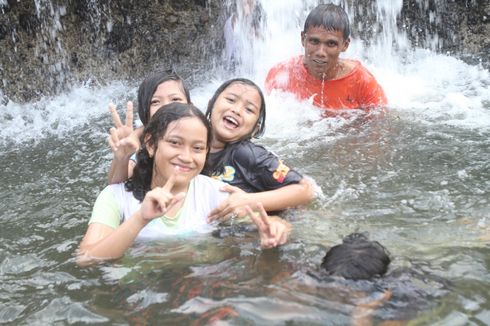 Serunya Mandi di Air Terjun Rayap Aceh Utara