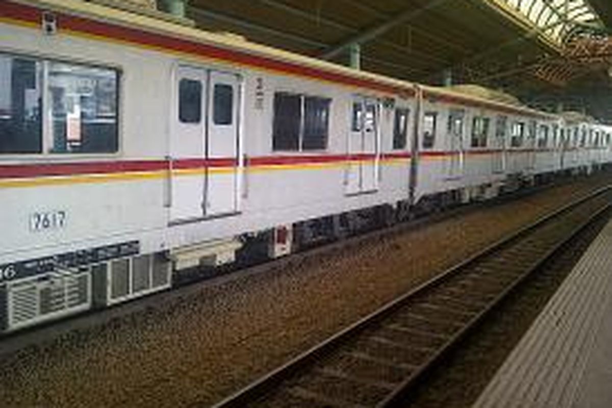 Rangkaian kereta commuter line saat melintas di Stasiun Juanda, Senin (5/8/2013). PT KCJ berencana akan menambah jumlah rangkaian kereta untuk mengantisipasi kenaikan jumlah penumpang setelah diberlakukan tarif progresif.