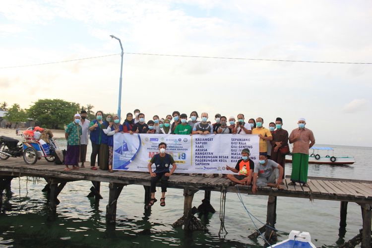 Dokter dan relawan Rumah Sakit Terapung Ksatria Airlangga (RSTKA) saat menjalankan misi Madura Sadar Covid-19 (Marco-19) selama satu bulan di 12 pulau yang terletak di Kabupaten Sumenep, Madura, Jawa Timur.