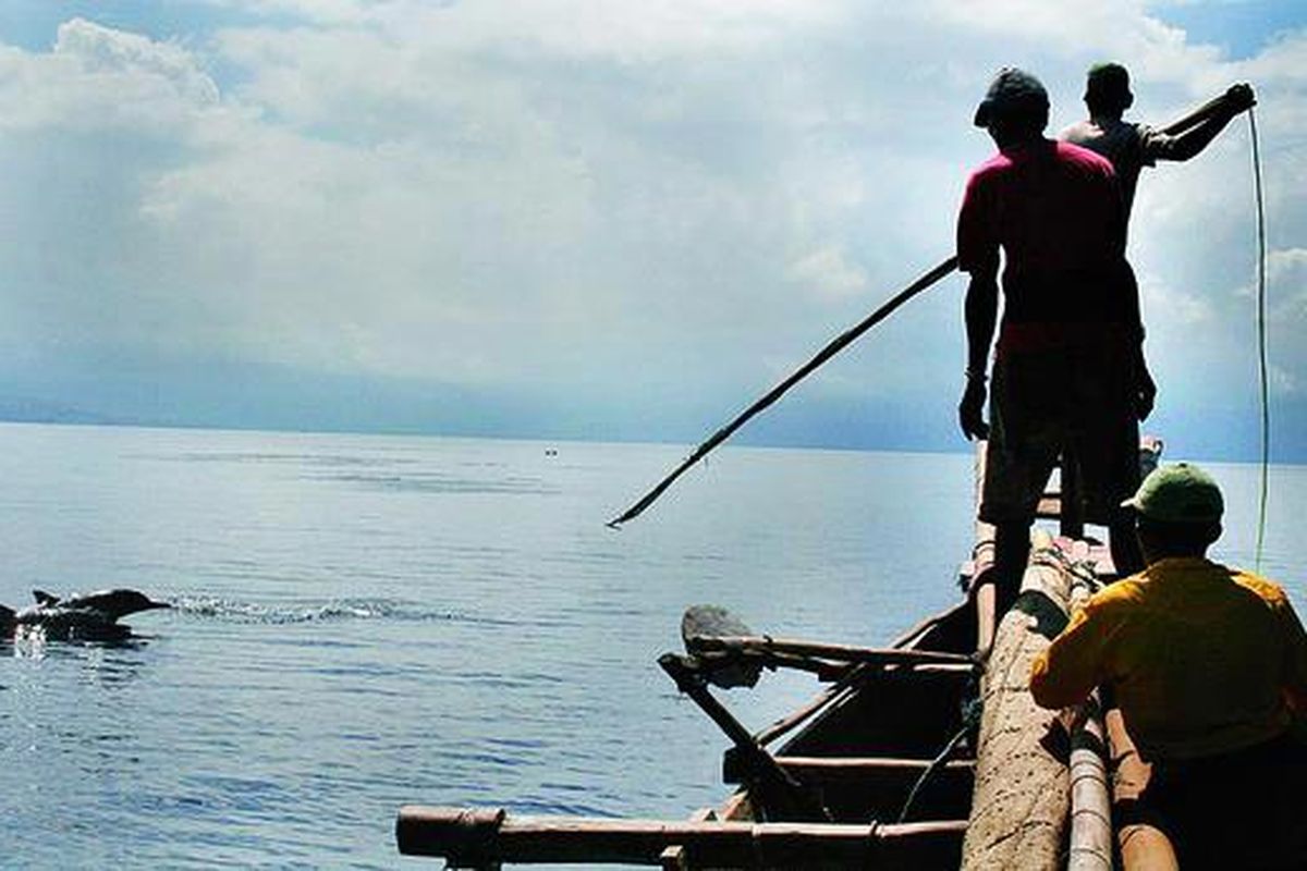 Seorang lamafa, juru tikam, di perairan Lamalera, Kecamatan Wulandoni, Kabupaten Lembata, Nusa Tenggara Timur, Senin (24/5), dalam keadaan siaga saat mereka sedang berburu paus.