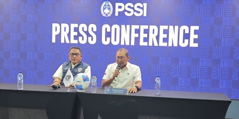 Sumardji berbicara dalam sesi konferensi pers di Menara Mandiri, Jakarta, Selasa (16/12/2025). Sumardji mundur dari jabatan manajer Timnas Indonesia.