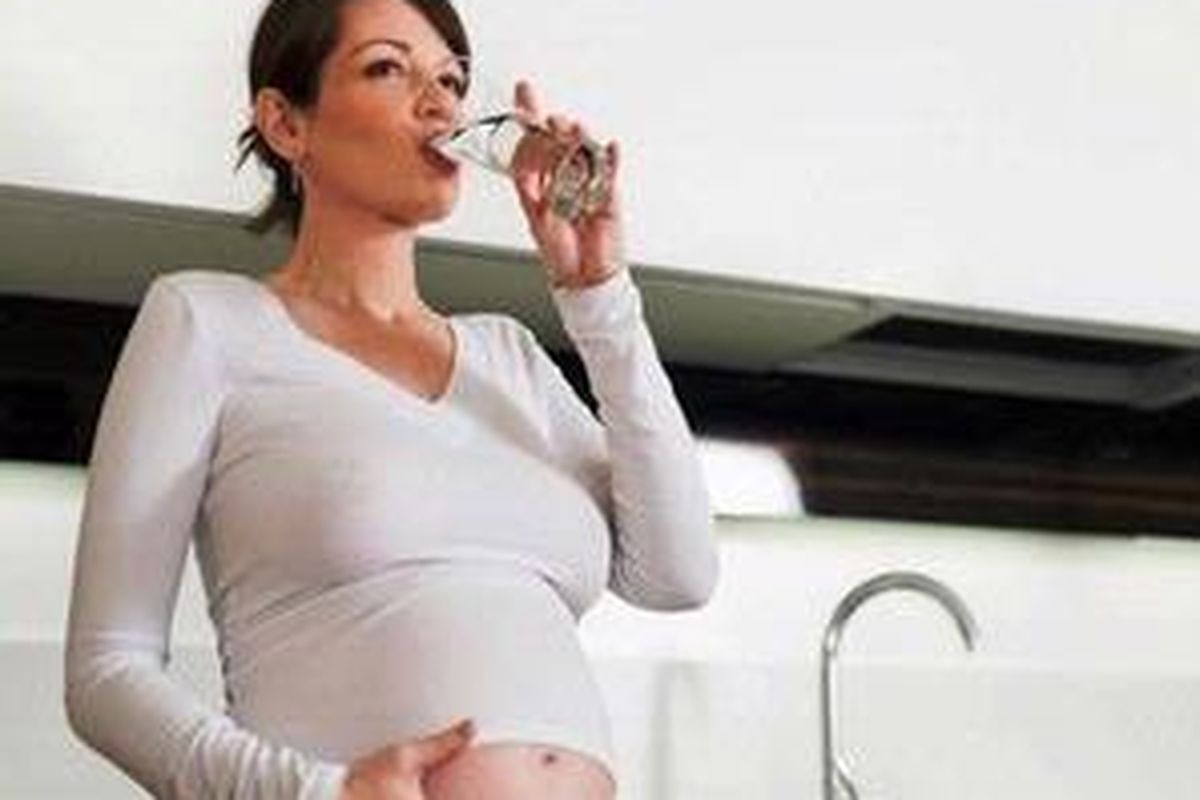 Perbanyak minum air putih dan rajin berkumur setiap kali muntah saat hamil, untuk menjaga keasaman mulut dan menghindari infeksi pada mulut dan gigi.