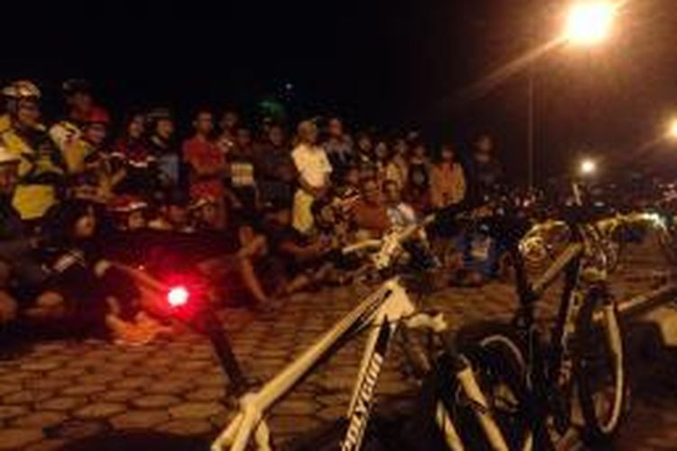 Puluhan warga Palangkaraya, Kalimantan Tengah menggelar Palangkaraya Last Friday Night, Jumat (14/11). Gowes bersama tersebut jadi sarana untuk memopulerkan alat transportasi ramah lingkungan itu.