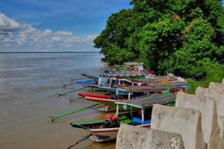 Perahu-perahu di tepi Sungai Irrawaddy, Myanmar.