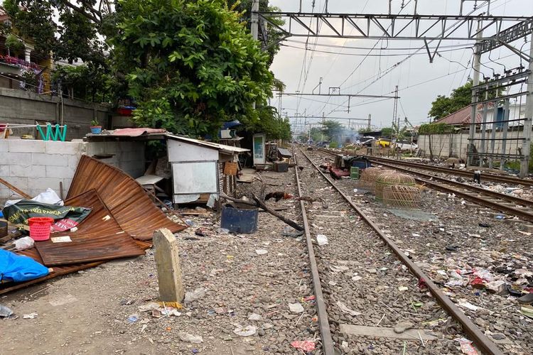 Gubuk-gubuk dbangun di pinggir rel kereta api, yang bersebelahan dengan Kampung Bahari, Tanjung Priok, Jakarta Utara pada Rabu (30/11/2022). Tempat ini menjadi lokasi di mana peredaran narkoba masih merajalela. 