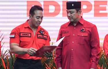 Bakal calon gubernur dan wakil gubernur Jawa Tengah Jenderal TNI (purn) Andika Perkasa (kiri) dan Hendrar Prihadi melihat surat rekomendasi saat pengumuman bakal calon kepala daerah untuk Pilkada 2024 di Kantor DPP PDI Perjuangan, Jakarta, Senin (26/8/2024). PDIP mengumumkan 60 calon kepala daerah yang terdiri dari enam bakal calon gubernur dan bakal calon wakil gubernur, 38 bakal calon bupati dan bakal calon wakil bupati, serta 16 bakal calon wali kota dan bakal calon wakil wali kota untuk ikut dalam Pilkada serentak 2024. ANTARA FOTO/Hafidz Mubarak A/rwa.
