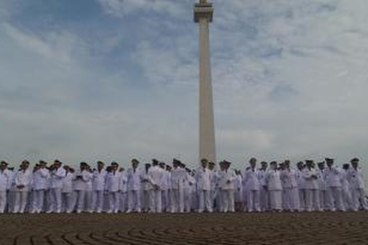 Pengambilan sumpah dan pelantikan pejabat eselon II, III, dan IV di lingkungan Pemerintah Provinsi DKI Jakarta di Lapangan Monas, Jumat (2/1/2014)
