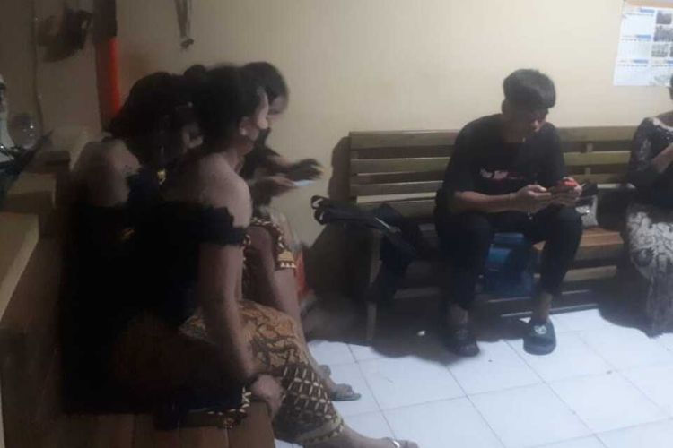 Keempat penyanyi dangdut merasa mendapat aksi pelecahan langsung melakukan pelaporan ke Kepolisian Sektor (Polsek) Tangen, pada Kamis (31/3/2022) dini hari.