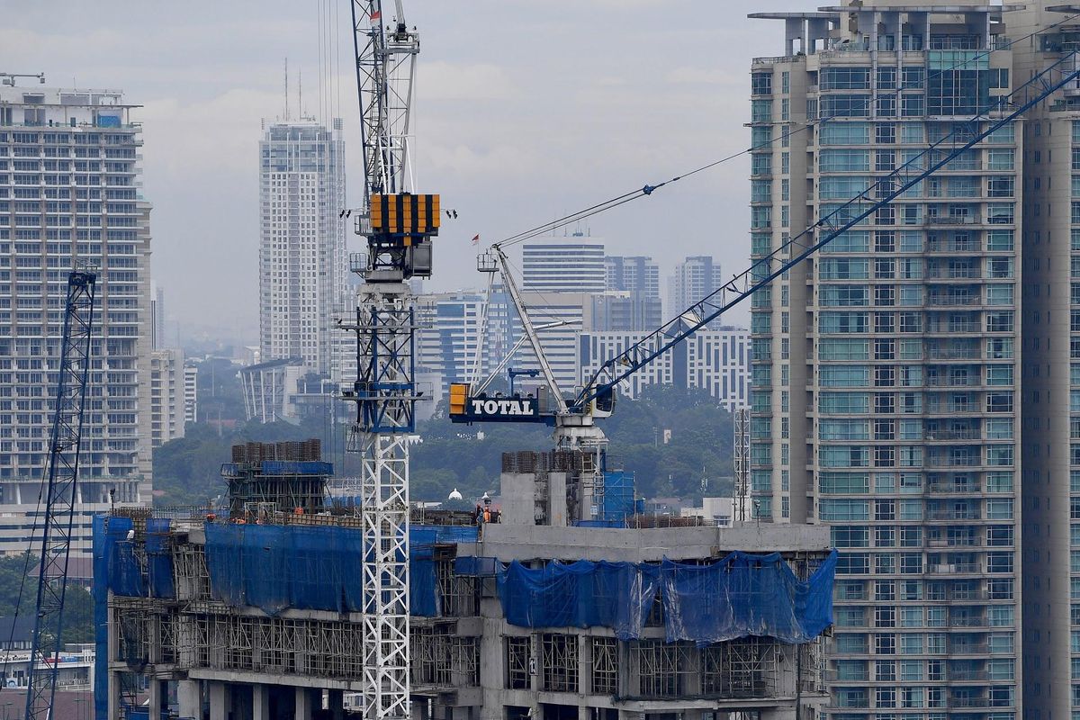 Potret pembangunan yang sedang terjadi di Jakarta, Indonesia
