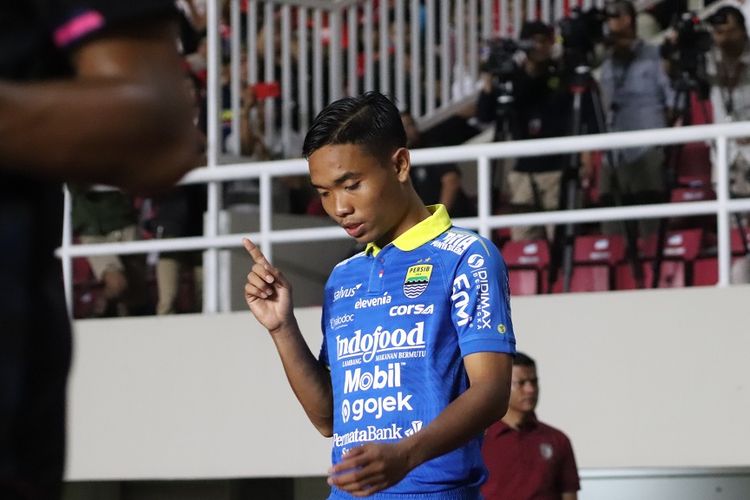 Pemain Persib Bandung, Mario Jardel, memasuki lapangan jelang laga uji coba Persis Solo vs Persib Bandung di Stadion Manahan, Sabtu (15/2/2020).