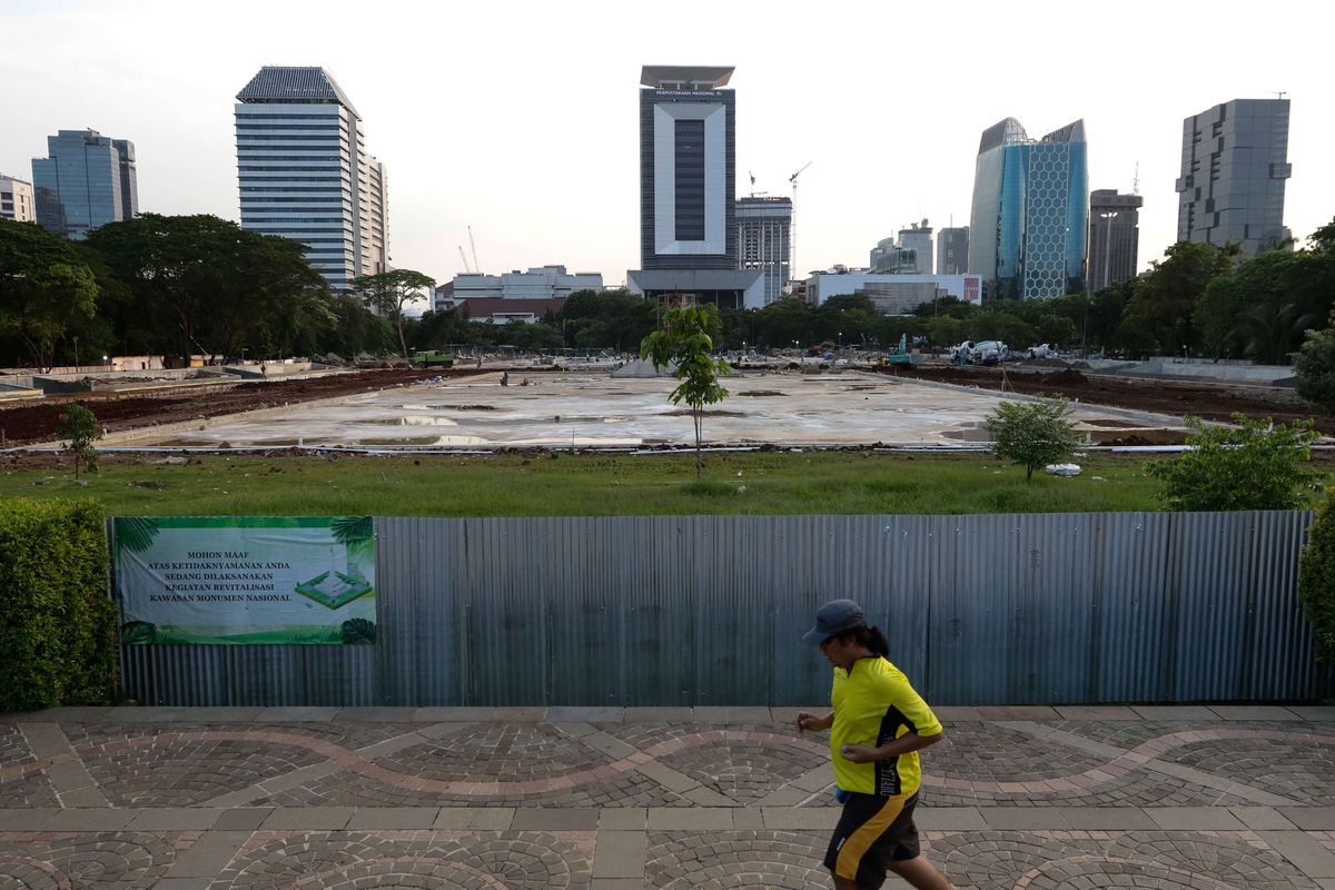 Proyek revitalisasi di taman sisi selatan Monumen Nasional, Jakarta Pusat, Rabu (22/1/2020).Sebanyak 205 pohon di sisi selatan Monumen Nasional (Monas), Jakarta Pusat, telah dicabut dari tempatnya dan dipindahkan ke tempat lain di kawasan itu.