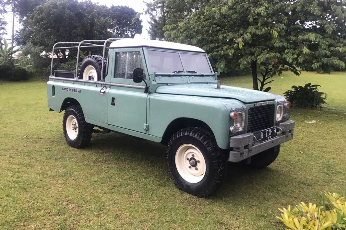 Land Rover Series III V8 yang dipakai pasangan calon presiden dan calon wakil presiden Joko Widodo dan Maruf Amin saat datang ke KPU, Jumat (21/9/2018).