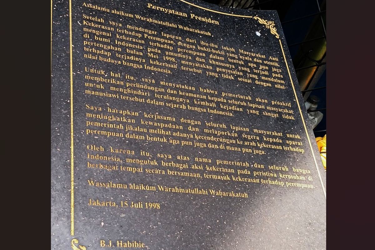 Pernyataan penyesalan negara yang dibacakan oleh Presiden Ketiga RI BJ Habibie atas peristiwa pemerkosaan massal 1998 yang dibacakan 15 Juni 1998, menjadi prasasti di depan Kantor Komnas Perempuan, (10/4/2025).