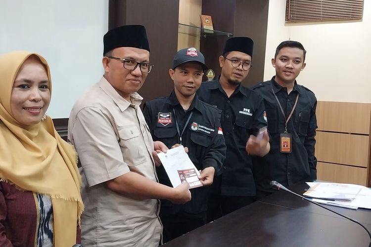 Petugas coklit KPU Kota Tasikmalaya, Jawa Barat, sedang mencocokan data pemilih secara faktual kepada Ketua DPRD Kota Tasikmalaya, Aslim, di kantornya pada Senin (27/2/2023).