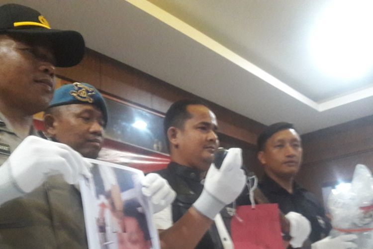 Kasatreskrim Polres Garut AKP Maradona Armin Mappaseng (tengah) menunjukan barangbukti pengeroyokan oleh mantan adik ipar yang menyebabkan korban EF meninggal, Rabu (13/11/2019)