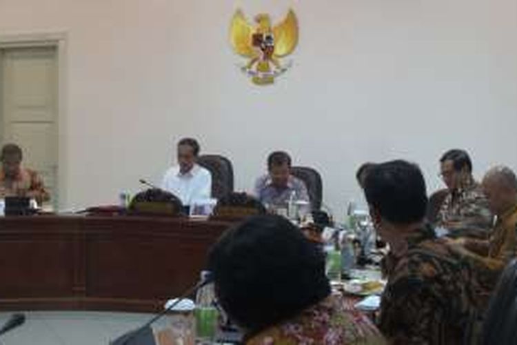 Presiden Joko Widodo saat memimpin rapat terbatas di Kantor Presiden, Rabu (24/8/2016).