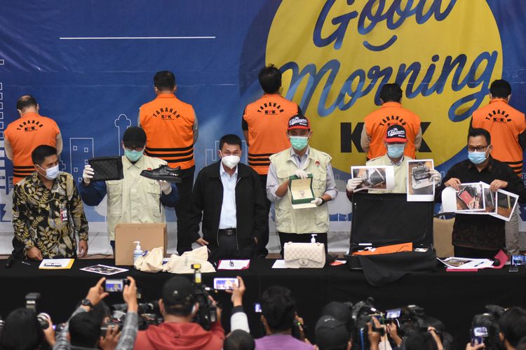 Corruption Eradication Commission (KPK) deputy chairman Nawawi Pomolango (3rd-left), who is accompanied by KPK law enforcement deputy Karyoto (left) hold a press conference after the arrest of several people who allegedly involve in corruption case related to lobster seed export at the KPK building in Jakarta in the early hours of Thursday, November 26, 2020. KPK has named seven suspects, including Maritime Affairs and Fisheries Minister Edhy Prabowo.  ANTARA FOTO/Indrianto Eko Suwarso/aww.