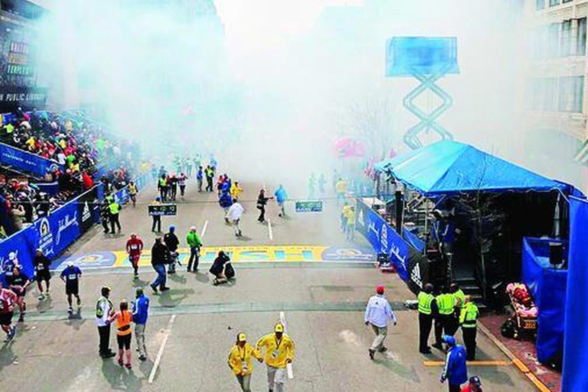 Asap mengepul tidak lama setelah terjadi ledakan bom di dekat garis finis Maraton Boston di Jalan Boylston, Boston, Amerika Serikat, Senin (15/4). Dua ledakan bom mengguncang lomba maraton tertua di dunia itu serta menewaskan sedikitnya tiga orang dan lebih dari 150 orang cedera.