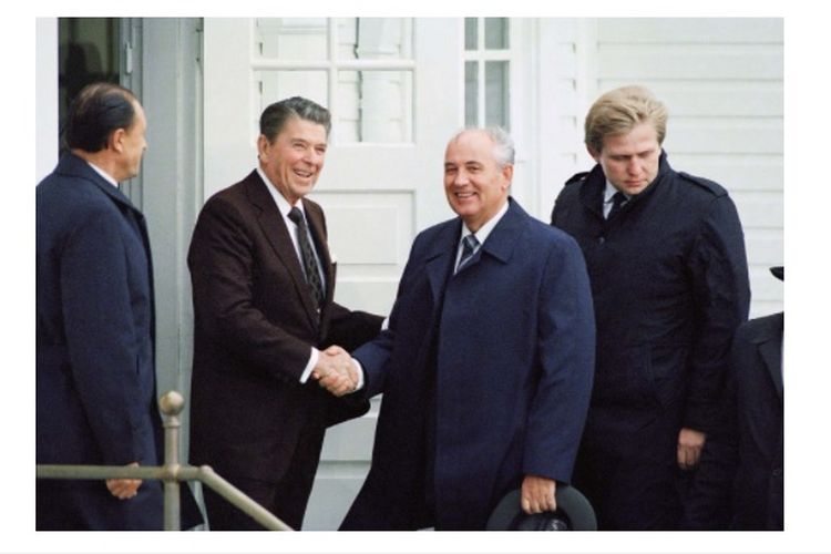 Presiden AS Ronald Reagan (kiri) dan pemimpin Soviet Mikhail Gorbachev berjabat tangan saat pertemuan puncak di Reykjavík, Islandia, Oktober 1986