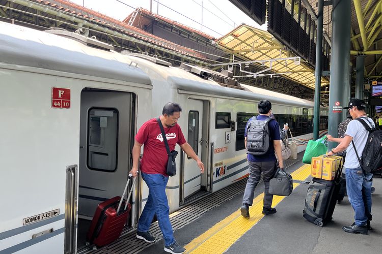Suasana kedatangan penumpang Kereta Api di Stasiun Gambir, Kamis (10/10/2024)