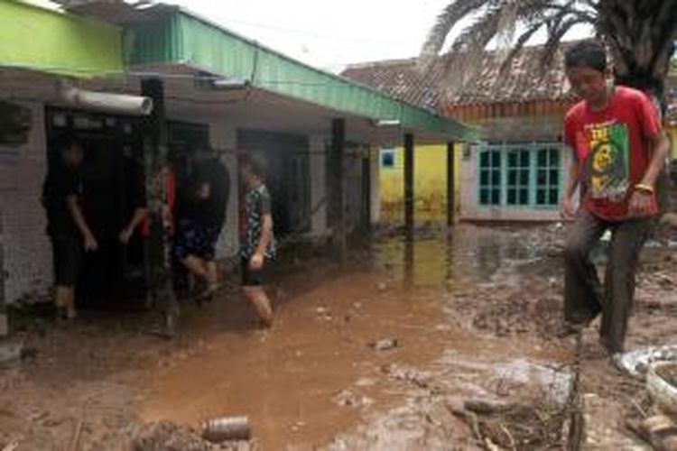 Ribuan rumah warga di 10 kecamatan terendam air, akibat banjir yang meluas di Situbondo, Jawa Timur.