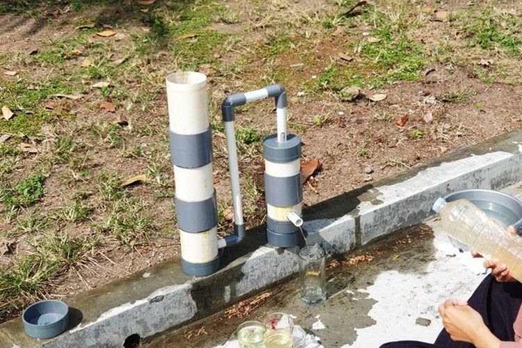 Alat penjernih air sederhana hasil inovasi mahasiswa KKN Universitas Negeri Yogyakarta (UNY).