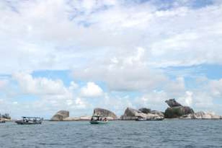 Kapal-kapal mendekat ke Pulau Batu Garuda, Belitung, Rabu (9/3/2016).