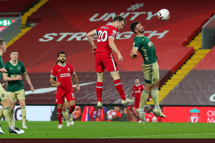 Winger Liverpool, Diogo Jota, menyundul bola untuk membawa Liverpool unggul 2-1 atas Sheffield United pada lanjutan pekan keenam Liga Inggris di Stadion Anfield, Minggu (25/10/2020) dini hari WIB.