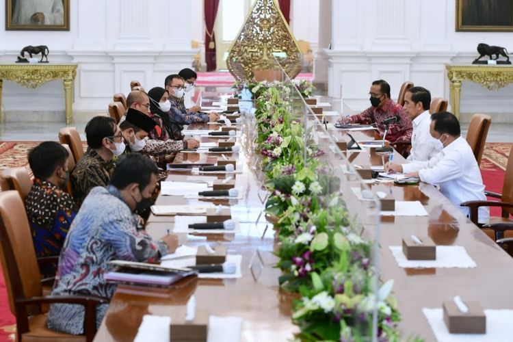 Presiden Joko Widodo saat bertemu dengan Ketua dan Anggota KPU di Istana Negara, Senin (30/5/2022).