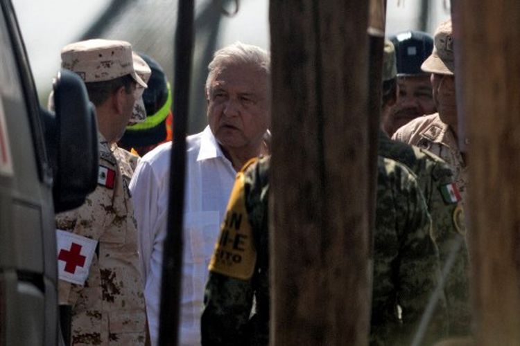 Presiden Meksiko Andres Manuel Lopez Obrador (tengah) berbicara dengan penyelamat militer yang bekerja di tambang batu bara yang kebanjiran tempat 10 penambang terperangkap sejak Rabu (3/8/2022) setelah runtuh, di komunitas Agujita, Kota Sabinas, Negara Bagian Coahuila, Meksiko, pada Sabtu (7/8/2022). Lopez Obrador mengunjungi wilayah pertambangan batu bara yang dilanda bencana pada hari Minggu untuk melihat secara langsung operasi besar untuk mencoba menyelamatkan 10 pekerja yang terperangkap. Kerabat yang hilang menjadi semakin putus asa empat hari setelah tambang banjir di negara bagian utara Coahuila, takut waktu hampir habis untuk menyelamatkan mereka. 