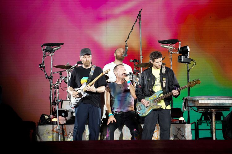 Personel Coldplay Jonny Buckland, Chris Martin, Guy Berryman (depan kiri-kanan), dan Will Champion (drummer) beraksi dalam konser Music of the Spheres World Tour, di Stadion Utama Gelora Bung Karno, Jakarta, Rabu (15/11/2023). Dalam penampilannya Coldplay membawakan sejumlah lagu hits mereka seperti Higher Power, Paradise, Viva La Vida, hingga Everglow.