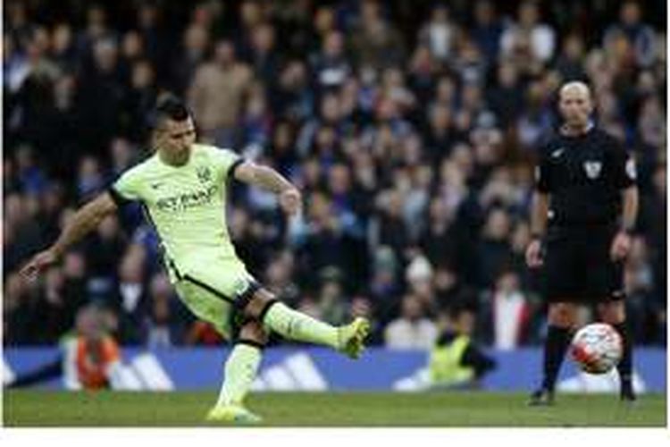 Striker Manchester City, Sergio Aguero, mencetak gol melalui titik penalti ke gawang Chelsea pada pertandingan Premier League di Stamford Bridge, Sabtu (16/4/2016). Manchester City menang 3-0 dan Aguero membuat hat-trick.