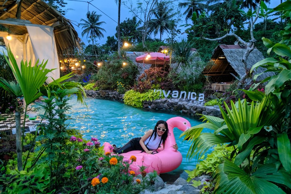 Pengunjung berfoto di kolam renang estetik Javanica Park, Muntilan, Kabupaten Magelang, Jawa Tengah.
