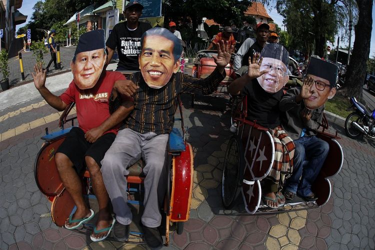 Warga menaiki becak sambil menggunakan penutup wajah bergambar pasangan capres cawapres peserta Pemilu 2019, Joko Widodo- Maruf Amin dan Prabowo Subianto -Sandiaga Uno saat aksi damai di Solo, Jawa Tengah, Jumat (24/5/2019). Dalam aksi tersebut mereka berharap capres nomor urut 01 Joko Widodo dan capres nomor urut 02 Prabowo Subianto segera bertemu guna rekonsiliasi pascapilpres 2019. ANTARA FOTO/Maulana Surya.