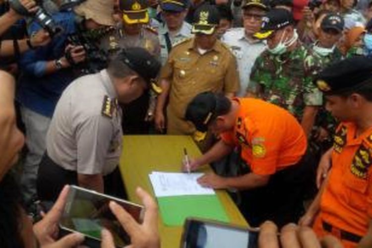 Tim Basarnas menyerahkan empat jenazah korban KM Marina sesaat setelah tiba di Rumah Sakit Umum Daerah (RSUD) Siwa, Kecamatan Pintumpanua, Kabupaten Wajo, Sulawesi Selatan kepada tim DVI Polda Sulsel untuk diidentifikasi. Rabu, (23/12/2015).